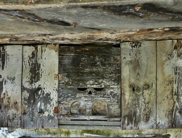 Bâtiment principal. Palier couvert, petit pigeonnier en menuiserie.
