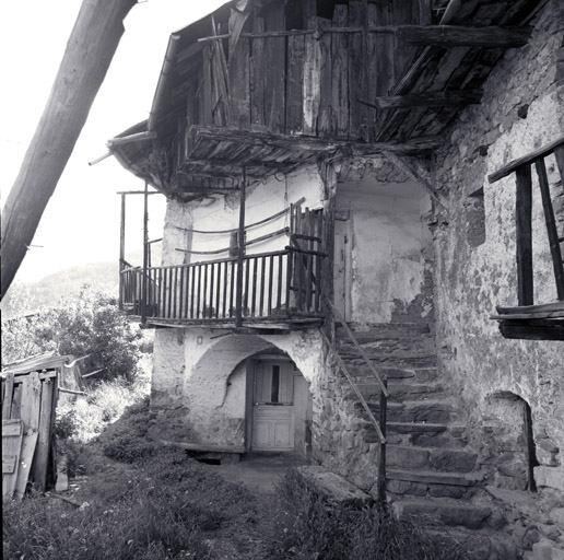 Puy-Chalvin. Maison parcelle 215. Façade antérieure sud. Dispositifs d'accès aux différentes parties de la maison.