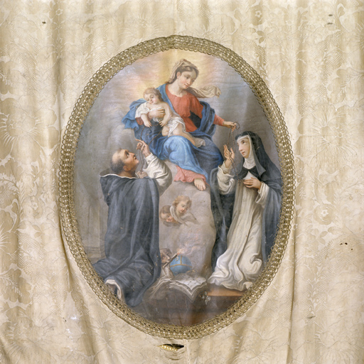 bannière de procession de la Vierge et de l'Enfant Jésus remettant le rosaire à saint Dominique de Guzman et sainte Catherine de Sienne