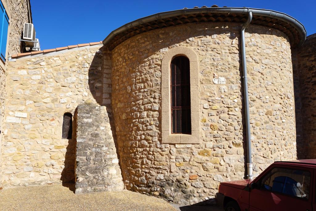 Vue extérieure de la chapelle latérale nord-ouest, du contrefort et du chevet depuis l'ouest.