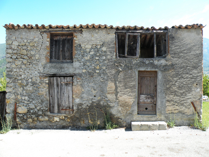 Entrevaux. Le Plan. Entrepôt agricole multifonctionnel : polyvalent avec fenil et séchoir en loggia.