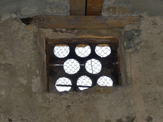 Etage de comble, pigeonnier. Mur est, baie d'envol.