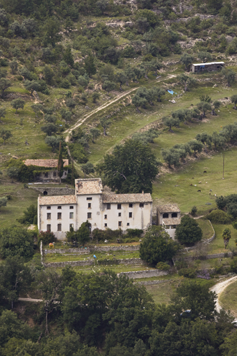 Entrevaux. Ferme de type bâtiments accolés et disjoints. Ferme dite Résidence d'hiver de l'Evêque et son jardin en terrasses, vue depuis le sud.