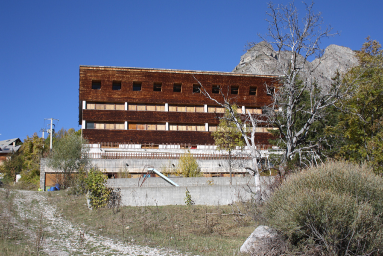 Ancienne colonie de vacances les Mélèzes. Vue d'ensemble de la façade sud. Au premier plan, les terrains de jeux.