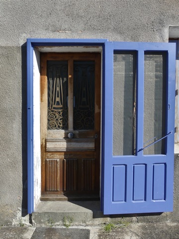 Pignon nord, premier niveau. Porte du logis.