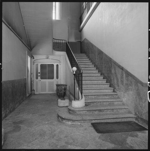 La maison : cage d'escalier vue du rez-de-chaussée.