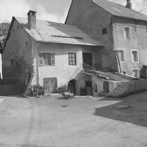 Chef-lieu. Parcelle 261. Montée de grange sur la façade sud.