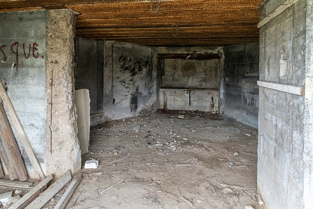 Batterie allemande du Mazet, casemate active du  type Regelbau 669, intérieur de la salle de tir, plafond ferré et embrasure (murée).