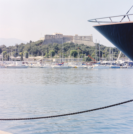 Le Fort Carré et sa presqu'île, côté sud, vus du port d'Antibes.