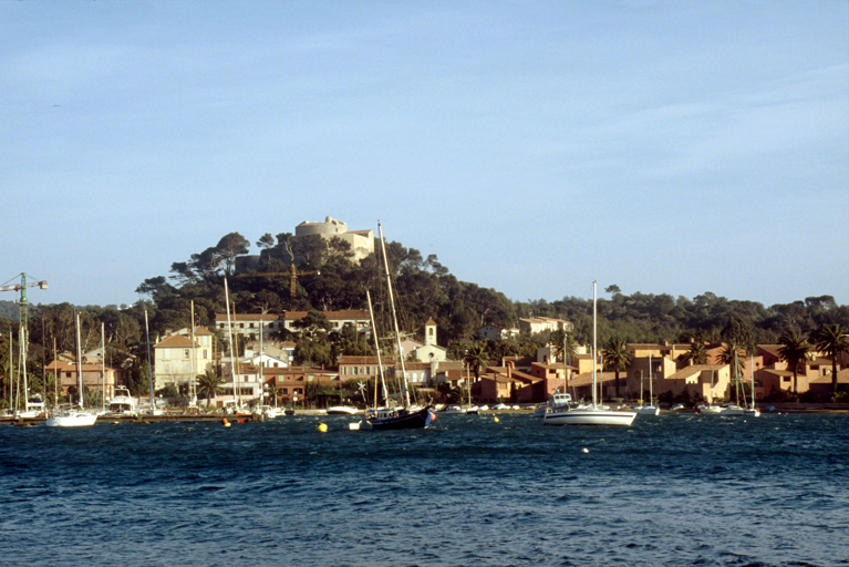 La batterie du Lion et le fort Sainte-Agathe vus de la mer, depuis l'entrée du port.
