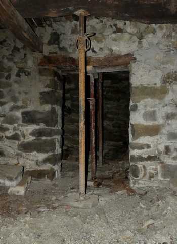 Bâtiment principal. Etage de soubassement, resserre-cellier. Mur nord, porte du cuvage.