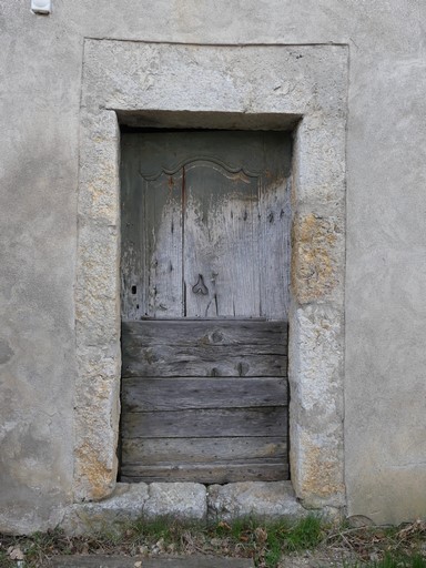 Porte de logis avec encadrement à linteau droit monolithe ; menuiserie moulurée. Ferme au hameau de la Combe (Ribiers).
