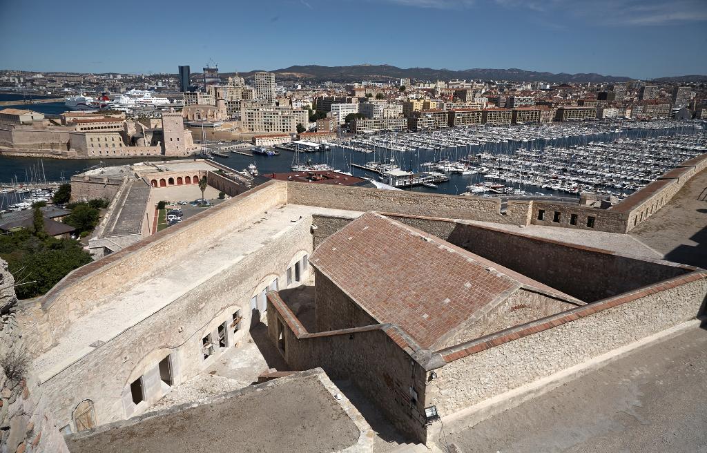 Fort St Nicolas : vue plongeante intérieure de la demi lune de Villeroy, cour et magasin à poudre.