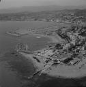 Vue aérienne du port de la Croisette, Cannes. En arrière-plan le port Pierre Canto, 1967.