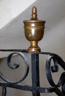 Amortissement de la rampe sur un palier : urne en bronze fondu.