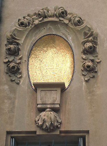 Section A6. Ilot 15. Parcelle 5068. 30, avenue Gambetta. Niche revêtue de mosaïque dorée et décor sculpté.