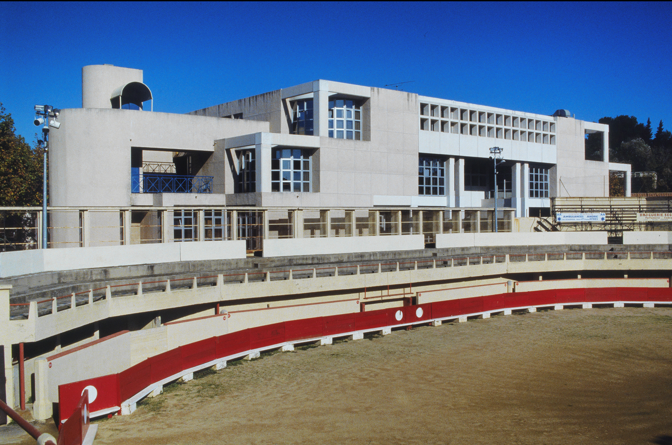 Collège et mur d'enceinte vus de l'ouest.