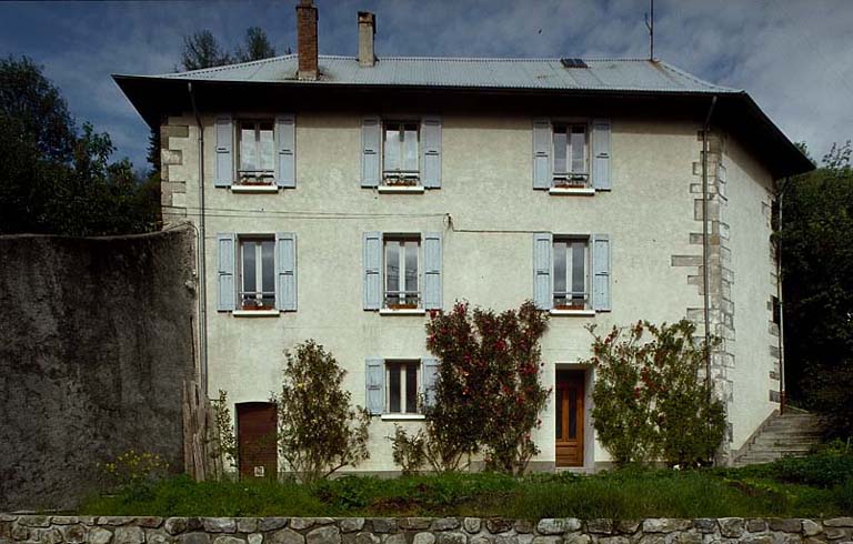 Ancienne tour O. Flanc droit vu de l'est.