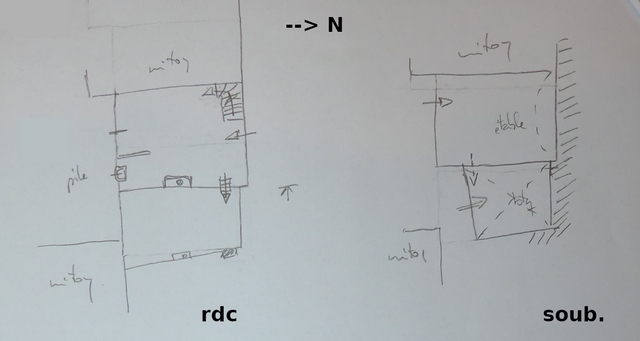 Plans schématiques du bâtiment. A gauche: rez-de-chaussée surélevé. A droite : étage de soubassement.