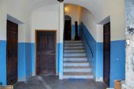 ferme dite Bastide du Prévôt au Chaudan (Entrevaux). Vestibule avec escalier central tournant à retour.
