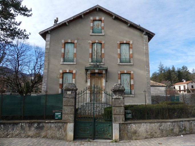 Maison pavillonnaire au bourg de Ribiers.