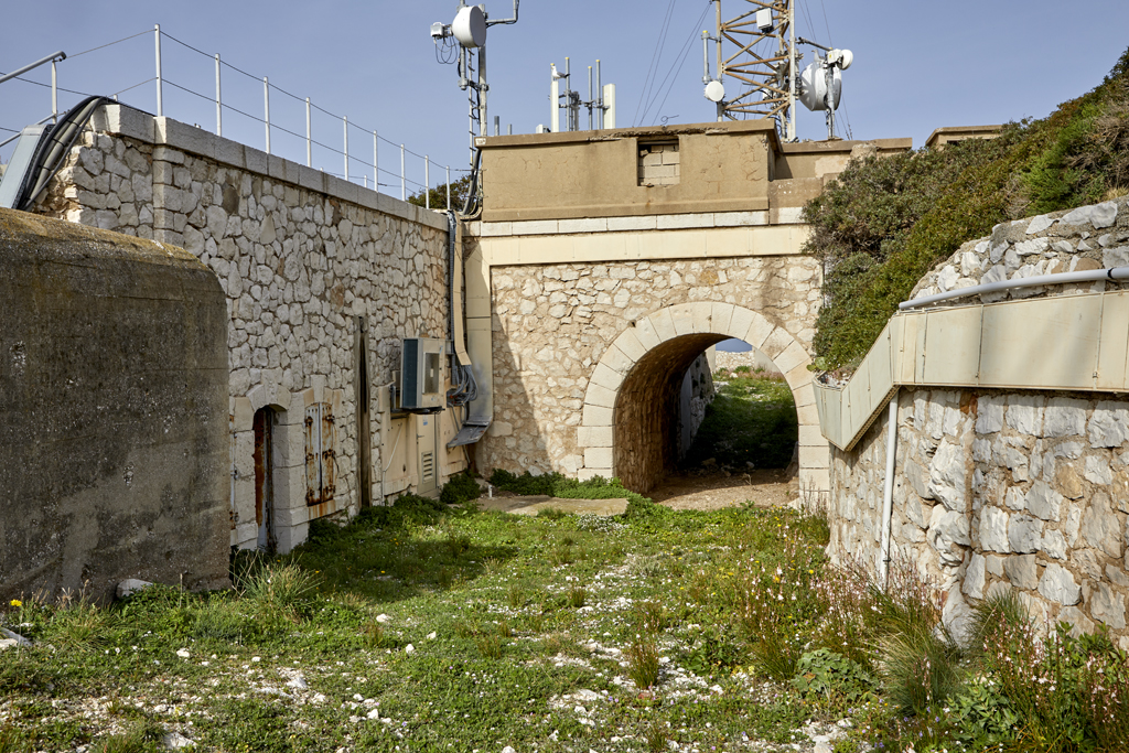 Rue intérieure, façades des abris casemates de logement (d) et passage voûté vers les batteries ouest