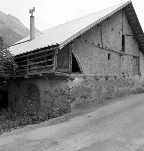 Corps de bâtiment B. Vue prise du nord-ouest. La porte charretière ouvre à hauteur du premier étage des habitations.