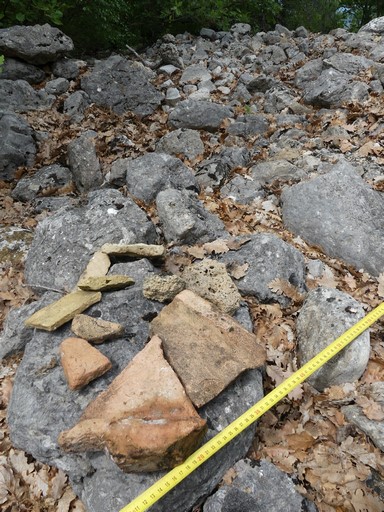 Tessons de tegulae, de tuile creuse et de fragments de tuf, collectés dans un pierrier à l'est de la ferme des Granges.