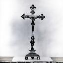 ensemble d'une croix d'autel et d'un chandelier d'autel