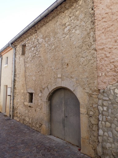 Bâtiment en îlot au bourg de Ribiers.