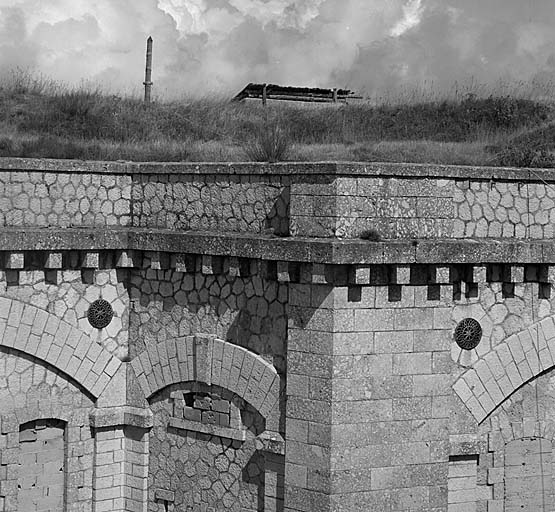 Front de gorge. Bâtiment a. Détail de la partie haute du flanc et de l'angle d'épaule droit.