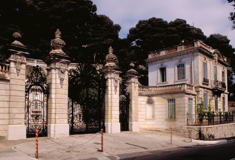 Portail d'une villa aristocratique à Cap d'Ail.