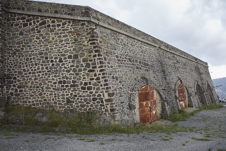 Revêtement du front de gorge avec arcades des façades des 4 casemates de casernement