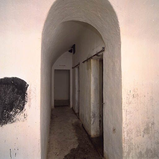 Vallon de Neuciora, abri caverne n°25 : couloir d'accès au magasin de munitions et de vivres.