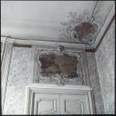 ensemble du décor du salon : dessus-de-porte ; dessus-de-fenêtre ; frise ; trumeau de cheminée