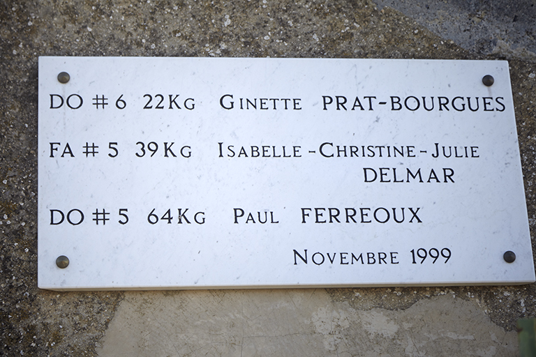 Plaque commémorative portant les noms des donateurs de 1999.