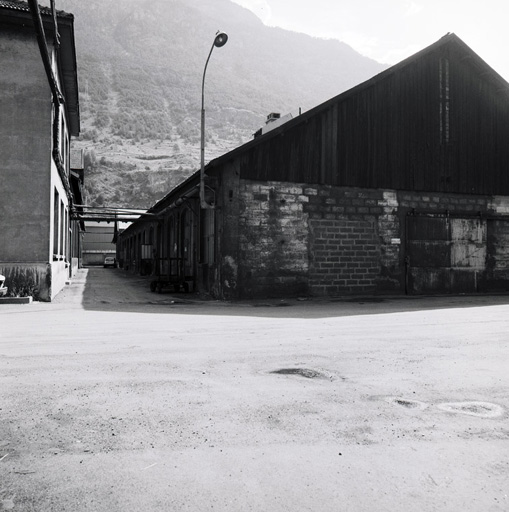 usine électrométallurgique dite usine Péchiney, actuellement magasins de commerce