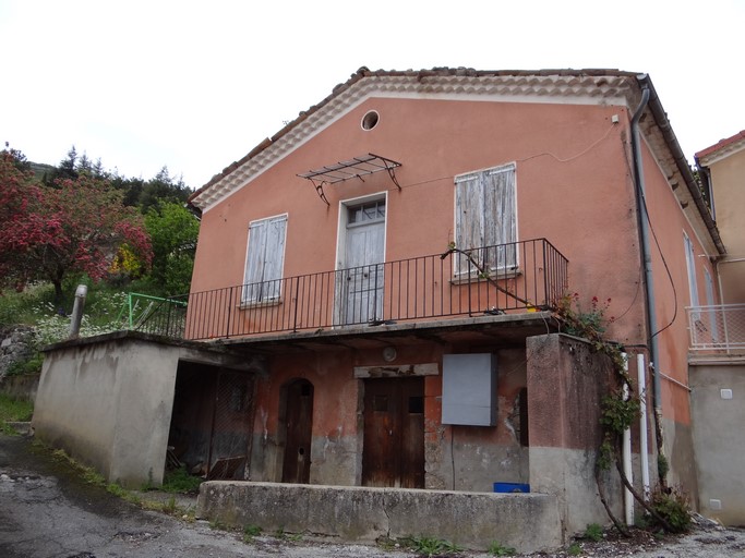 Toit à longs pans. Maison située au village d'Antonaves (parcelle 1983 A2 781).