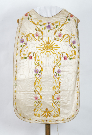 chasuble, voile de calice, bourse de corporal (ornement doré) (N° 2)