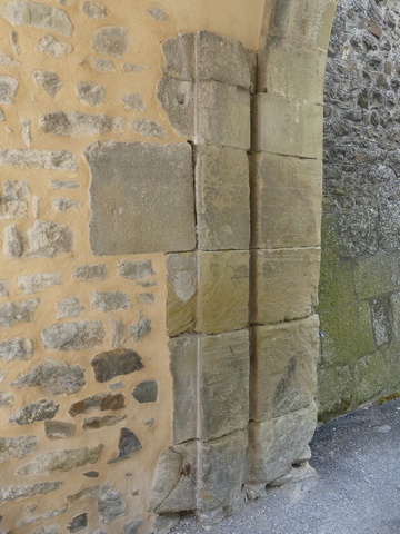 Porte fortifiée nord. Embrasure ouest, avec la rainure de la herse.