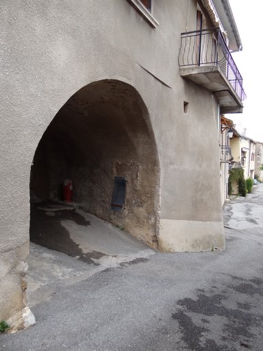 Rue de la Calade, passage couvert.