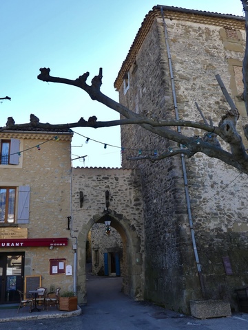 Porte fortifiée nord. Vue d'ensemble prise du nord.