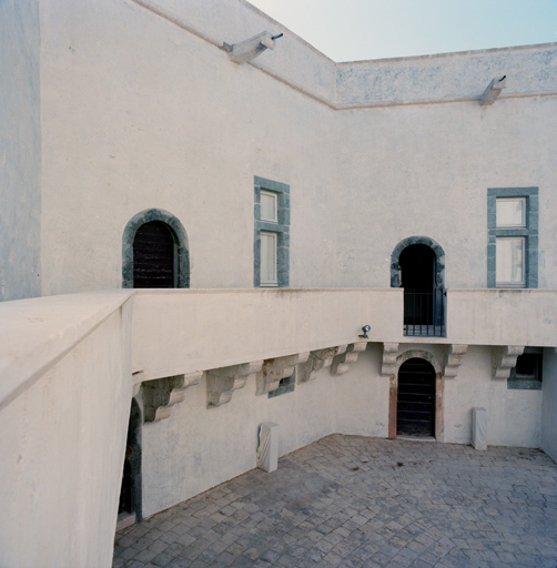 Donjon (1) : élévation des façades sur cour intérieure, galerie d'étage.