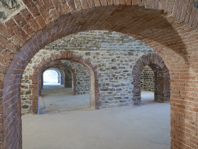 Intérieur des casemates de l'aile droite, baies dans les murs de refend.