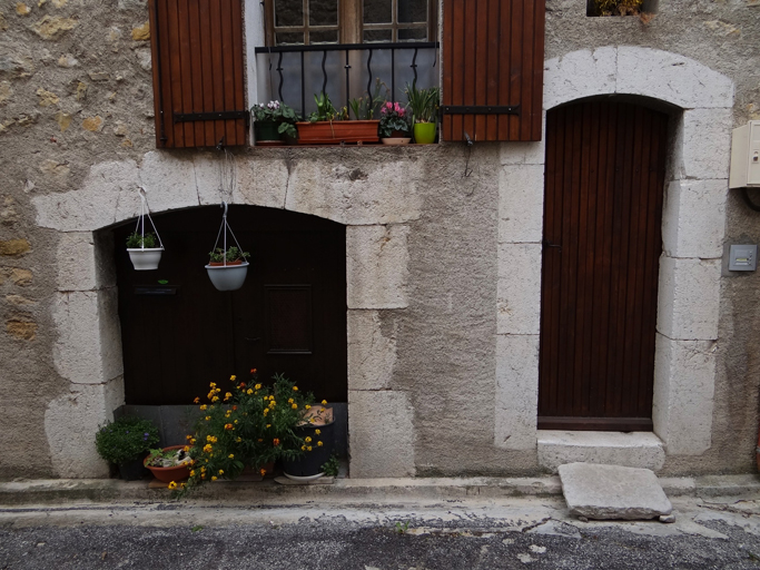 Portes de logis et d'étable-remise, avec encadrements en pierre de taille en arc segmentaire. (C1 271a)