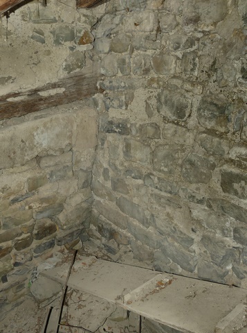 Etage de soubassement, escalier. Angle nord-est : collage du mur nord sur l'enceinte.