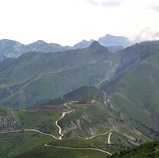 Vue générale du site de Colle Alto, casernes et fort, depuis Pernante.