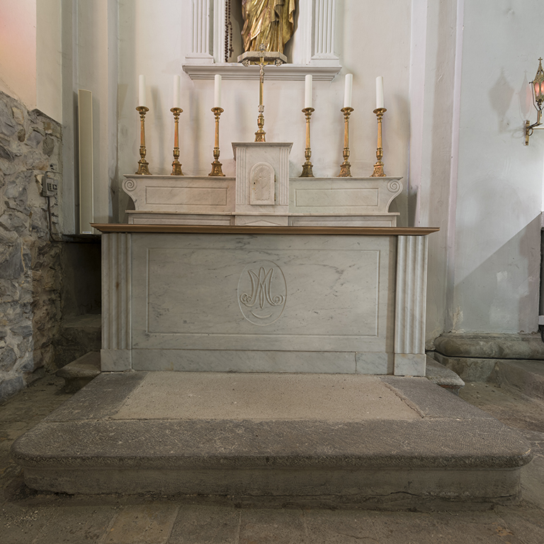 Ensemble des autels secondaires de la Vierge et de saint Joseph : autels tombeaux (2), gradins d'autel (4), tabernacles (2)