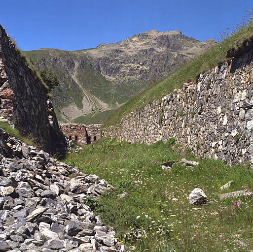 Fossé sud vu de l'est, à gauche, contrescarpe éboulée.