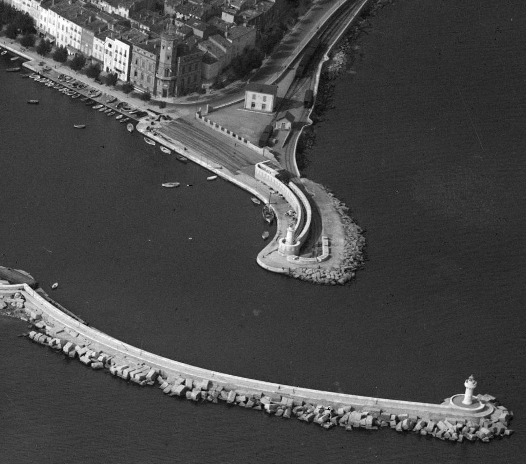 [Vue aérienne oblique de la ville et du port de La Ciotat prise du sud], 1931. Détail : le môle Bérouard.